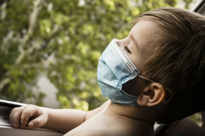 Врач рассказал о степени риска заболеть COVID-19 внутри семьи