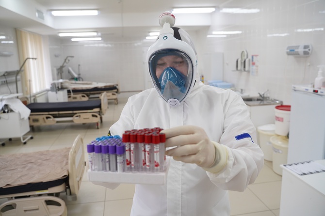 «Необходимо проявлять осторожность»: ВОЗ прокомментировала обнаружение новой мутации COVID-19