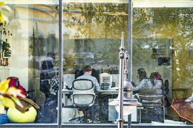 «Даже думает матом»: россияне назвали самые бранящиеся профессии