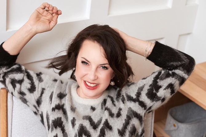 «Вы же многодетная мама!»: Слуцкая смутила фанатов пикантным платьем