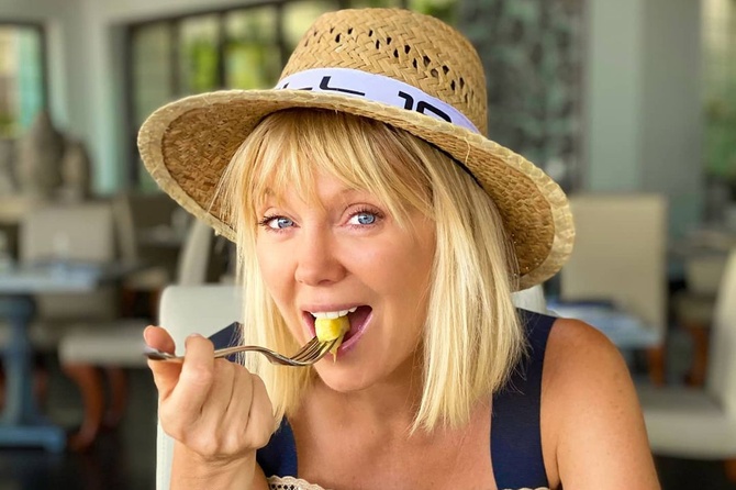 «Позирую мужу»: Валерия снялась в дерзком платье без белья