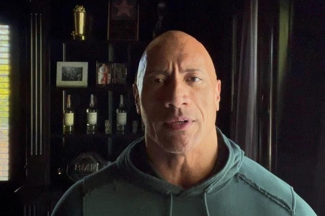 «Хочу иметь волосы»: Дуэйн Джонсон божественно причесал свою дочурку