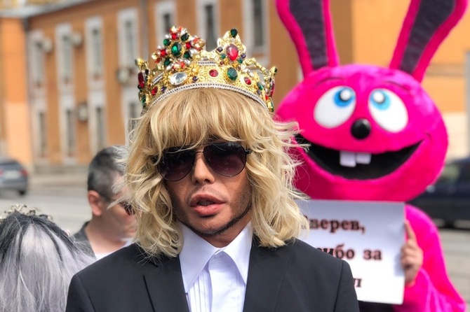 Еще без страз и короны: Сергей Зверев поделился мужественным фото из дембельского альбома