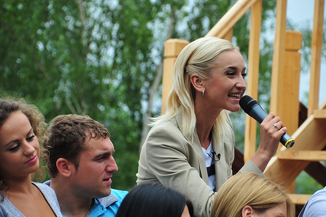 Ольга Бузова и участники шоу «ДОМ-2»