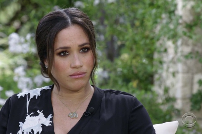 «Ощущение, что на нее напали чайки»: зрители нашли «птичий помет» на платье Меган Маркл