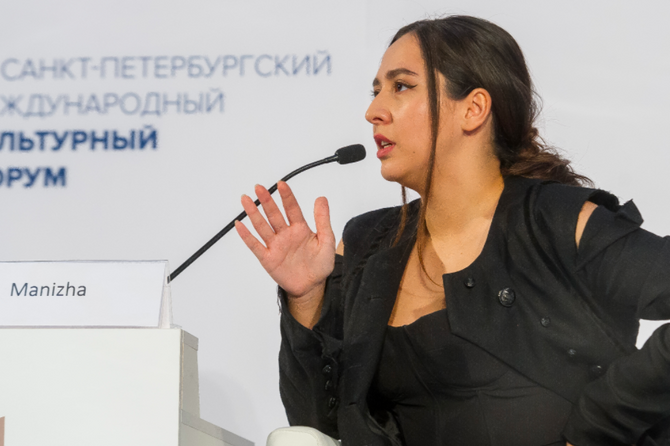 «Она – соль»: Манижа сняла абсурдное видео о себе на тему ненависти в Сети