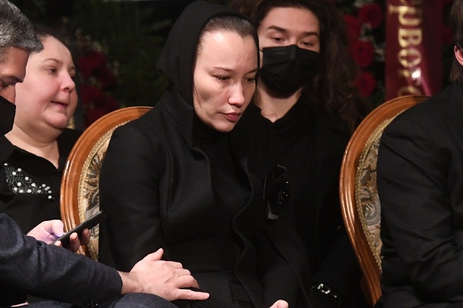 Свердловская область деревня никитино 2004 год 11 апреля убийство. София конкина похороны дочь владимира. София конкина похороны дочь владимира. Вдова на похоронах. Накануне похорон.