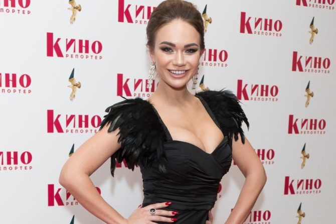 «Ведьмочка ты»: дерзкое декольте Кошкиной сразило женатого Галыгина