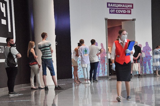 COVID-free работа: в каких сферах непривитым россиянам отказывают в трудоустройстве 