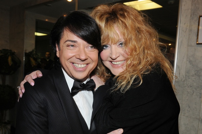 «Может надеть все — и длинное, и короткое, и брюки»: Юдашкин раскрыл секрет стиля Пугачевой