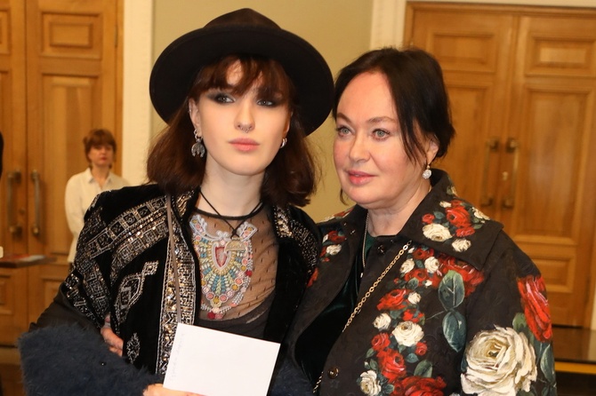 Дочь Гузеевой в лимонном бикини похвасталась гром-бедрами