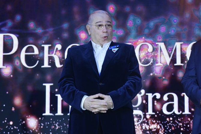 «Выждал срок»: Евгений Петросян публично привился от COVID-19