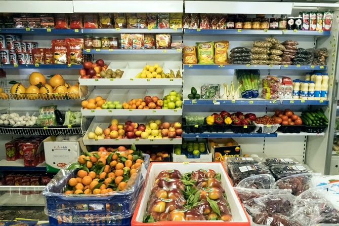 «Инфляция на базовые продукты составит 10-15%»: экономист оценил реальный уровень экономики в России