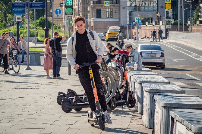 Привлек внимание: в Москве электросамокатчик разогнался на шоссе до 70 км/ч