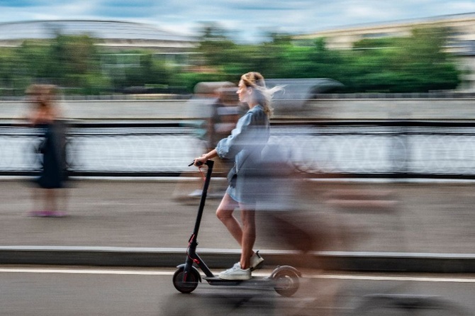 Мобильность под контролем: какие ограничения ввели для любителей электросамокатов в Петербурге 