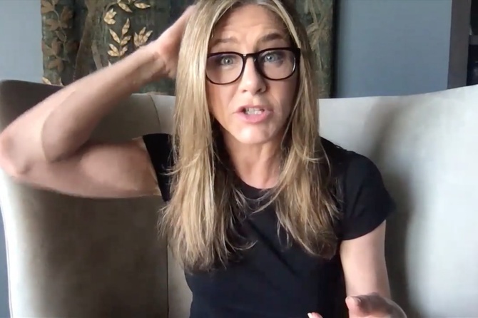 Энистон заявила, что перестала общаться с невакцинировавшимися друзьями