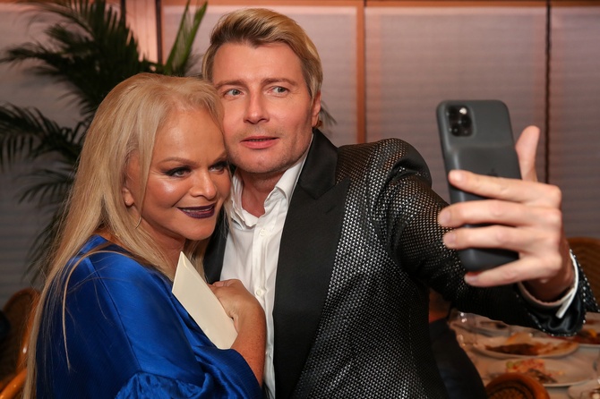 Видео: Долина засветила голый живот в зажигательном танце с Басковым