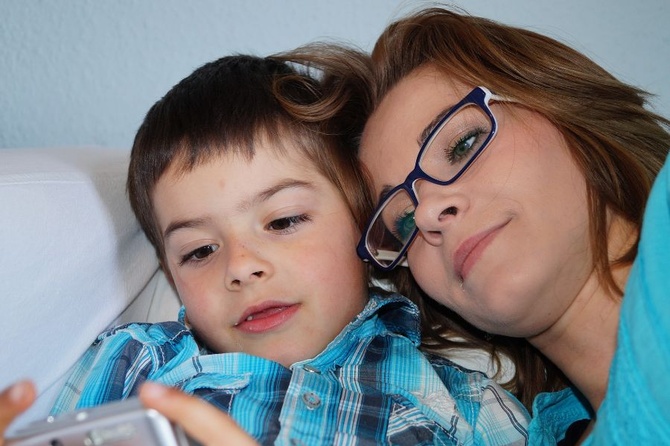 Алкоголь, болезни, педофилия: какие страхи больше всего мучают родителей за детей