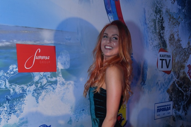 Сестра Нюши Мария Шурочкина в апельсиновом бикини и мини-шортах страстно станцевала на диване