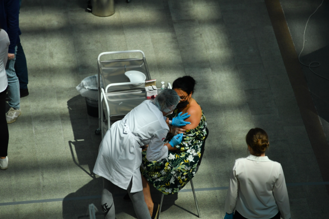 Инфекционист рассказал, что коронавирус может остаться с человечеством навсегда