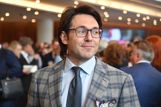 Андрей Малахов приехал в родной город и прошелся по улицам с коробкой на голове