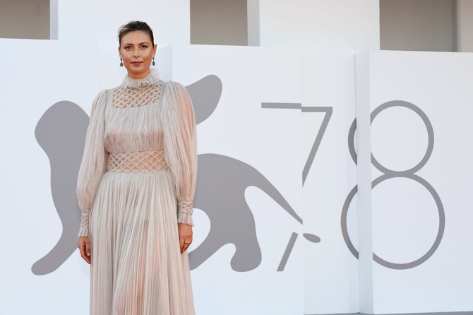 Мария Шарапова в элегантном платье c рукавами-буфами засветилась с женихом на финале US Open 2021