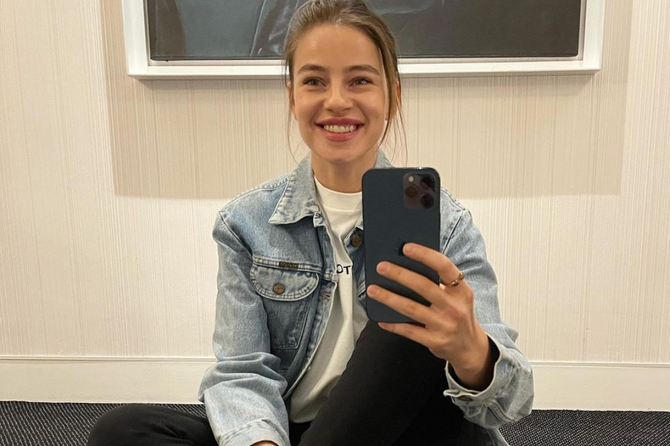 «Вот это округлости»: Анфиса Летяго показала спелые формы в тонкой блузе без белья