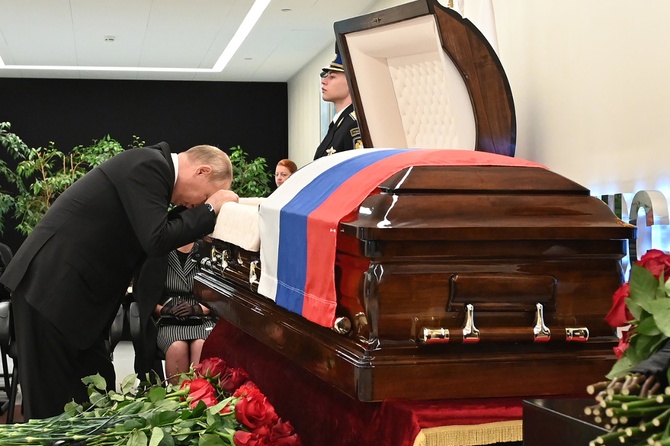 Едва не заплакал: Путин трогательно простился с погибшим главой МЧС Евгением Зиничевым