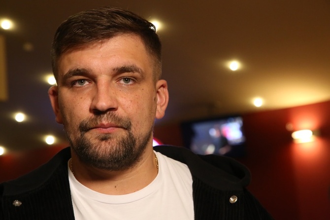 Старый человек с лысой макушкой и жидкими волосиками: Баста шокировал фанатов