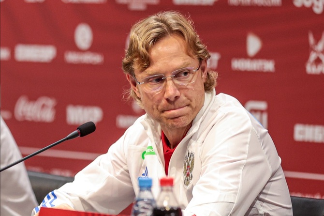 «900 рублей?»: Карпин раскритиковал продажу футбольной символики с его «лицом» 