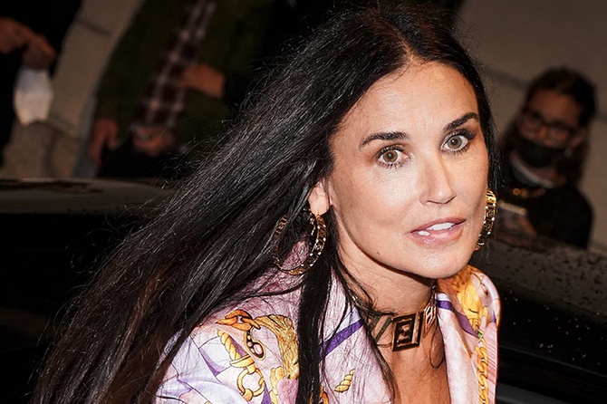 58-летняя Деми Мур произвела фурор на Парижской неделе моды дерзким декольте