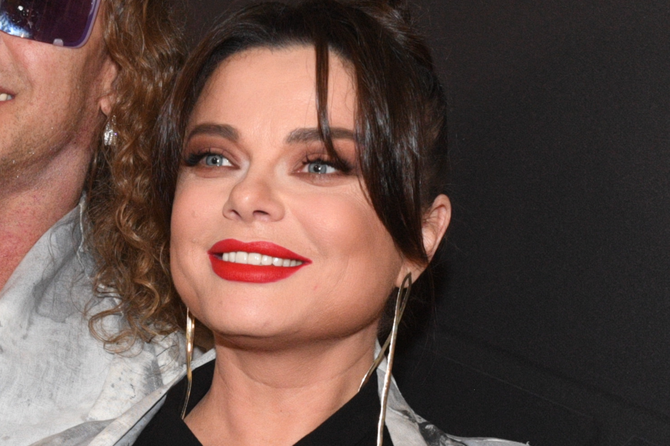 Невестка-стриптизерша накрасила Наташу Королеву для шоу на ТВ