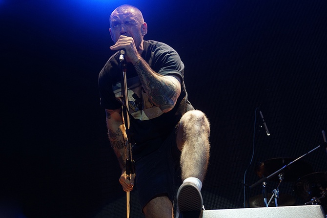 Экс-солист группы «Ляпис Трубецкой» объяснил, почему «дал бычка» зрителю: видео