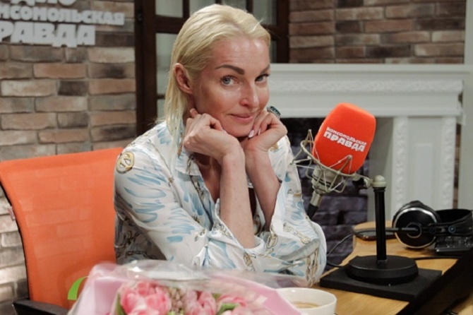 «Засветили пирожок, так сказать»: Волочкова показала детям свои трусы