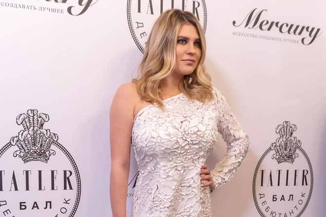 «Сексуально!»: пышногрудая дочка депутата Боярского в дерзком топе показала всем средний палец