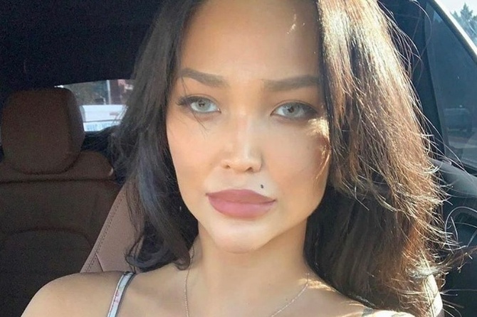 «Вот это шары»: молодая жена Цекало стянула пухлую грудь «голым лифом»