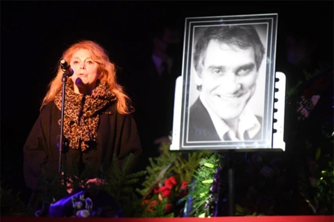 «Я тебя никогда не забуду»: звезды простились с Валерием Гаркалиным