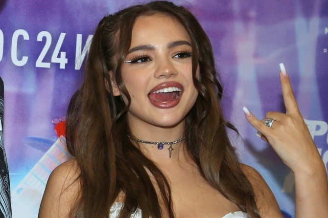 Лиф вот-вот треснет: Валя Карнавал подразнила «спелыми дыньками» в крошечном бикини