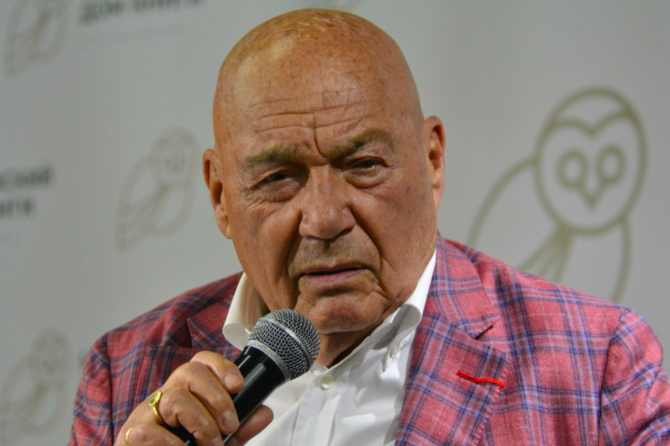 Познер поддержал врачей, пригласивших антипрививочников на экскурсию в красную зону