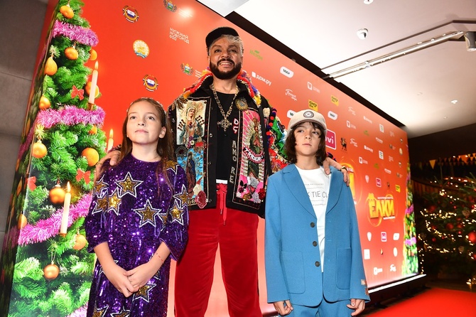 «Издевается над ними»: Фанаты Киркорова переживают за его детей