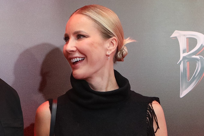 «Сиси выпадут»: Летучая низко нагнулась, вывалив «крепкие дыни» из лифа