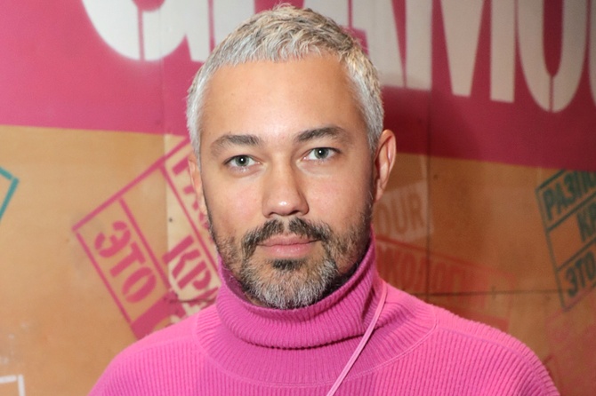 «Все припрутся в адских платьях»: Рогов посоветовал стильный новогодний наряд