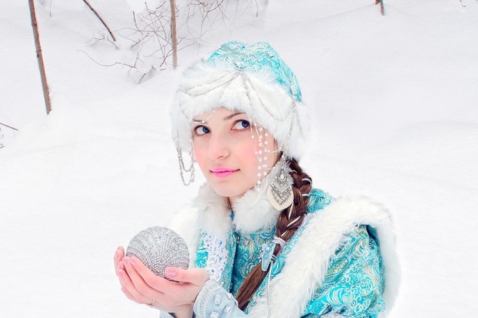 Вирусолог объяснил родителям, что к детям можно звать только привитую Снегурочку