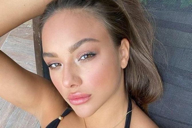 Экс-любовница Тимати зажигательно станцевала стрип-пластику: видео