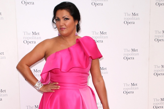 Анна Нетребко зажигательно станцевала на улочке в Неаполе: видео