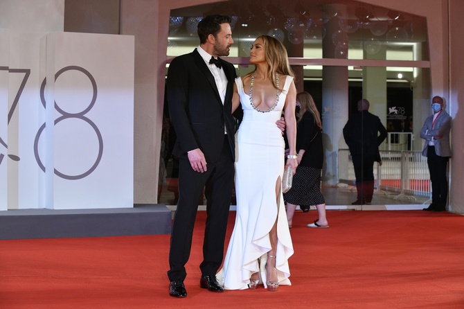 Дженнифер Лопес раскрыла подарок Бена Аффлека на День святого Валентина: видео