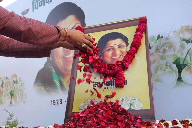 Не смогла пережить коронавирус: умерла соловьиный голос болливудских фильмов Лата Мангешкар