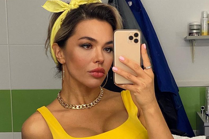 Звезда «Однажды в России» бесстыже распахнула декольте, засветив лиф