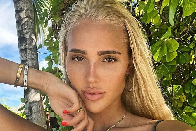 «Силикон не тонет»: в Сети обсуждают тело экс-любовницы Тимати в купальнике