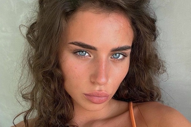 Экс-фаворитка Тимати соблазнительно изогнулась в мокром купальнике: видео